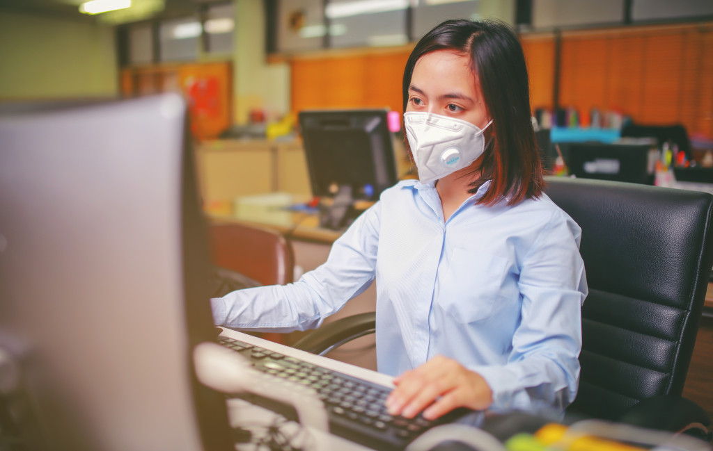 woman wearing face mask while working
